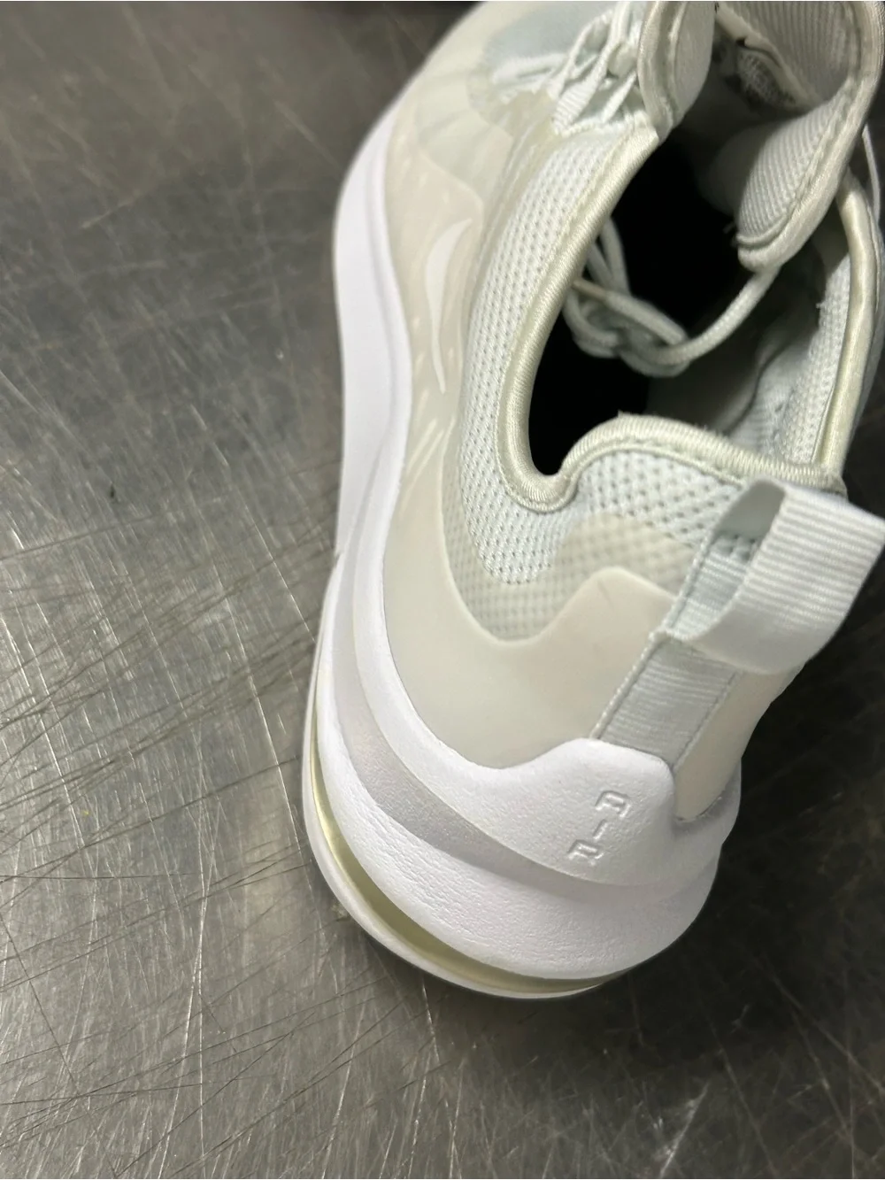 Nike AirMax Axis Size 8 Women - Picture 4 of 10
